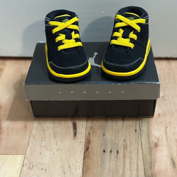 Air Jordan Pro Classic (TD) toddler sneakers in the 'Black Varsity Maize' - Picture 3 of 4